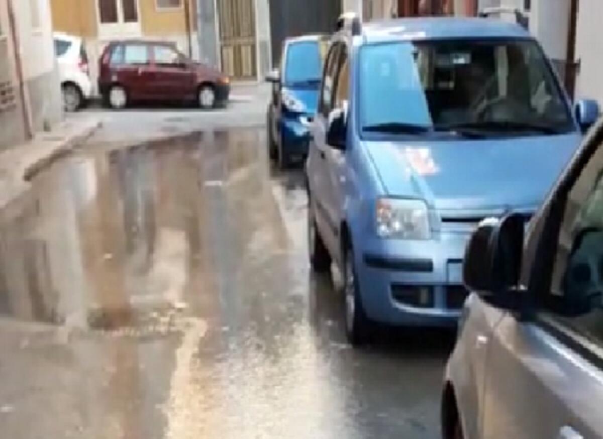 In via Tripoli la condotta si rompe e l'acqua si perde per strada -