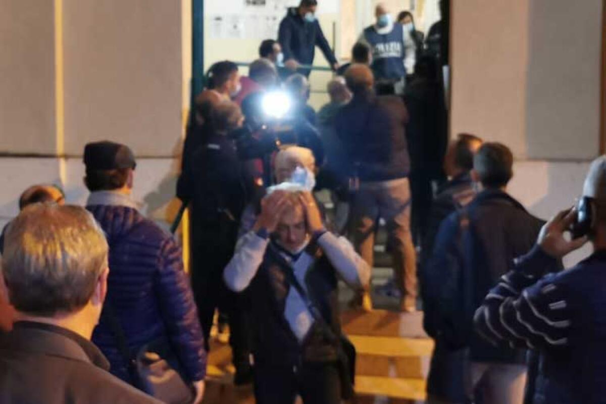 Ambulanti contro chiusura del mercato, rabbia in municipio: Greco: "Sono per la riapertura" - Carica alla porta di accesso del Comune da parte degli ambulanti.