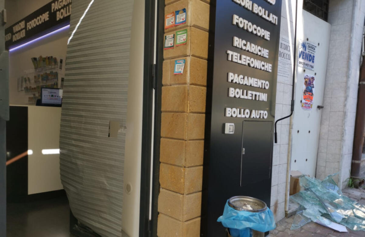 Spaccata a pochi passi dal Comune, nella notte furto in un bar-tabacchi - Il bar-tabacchi colpito nella notte