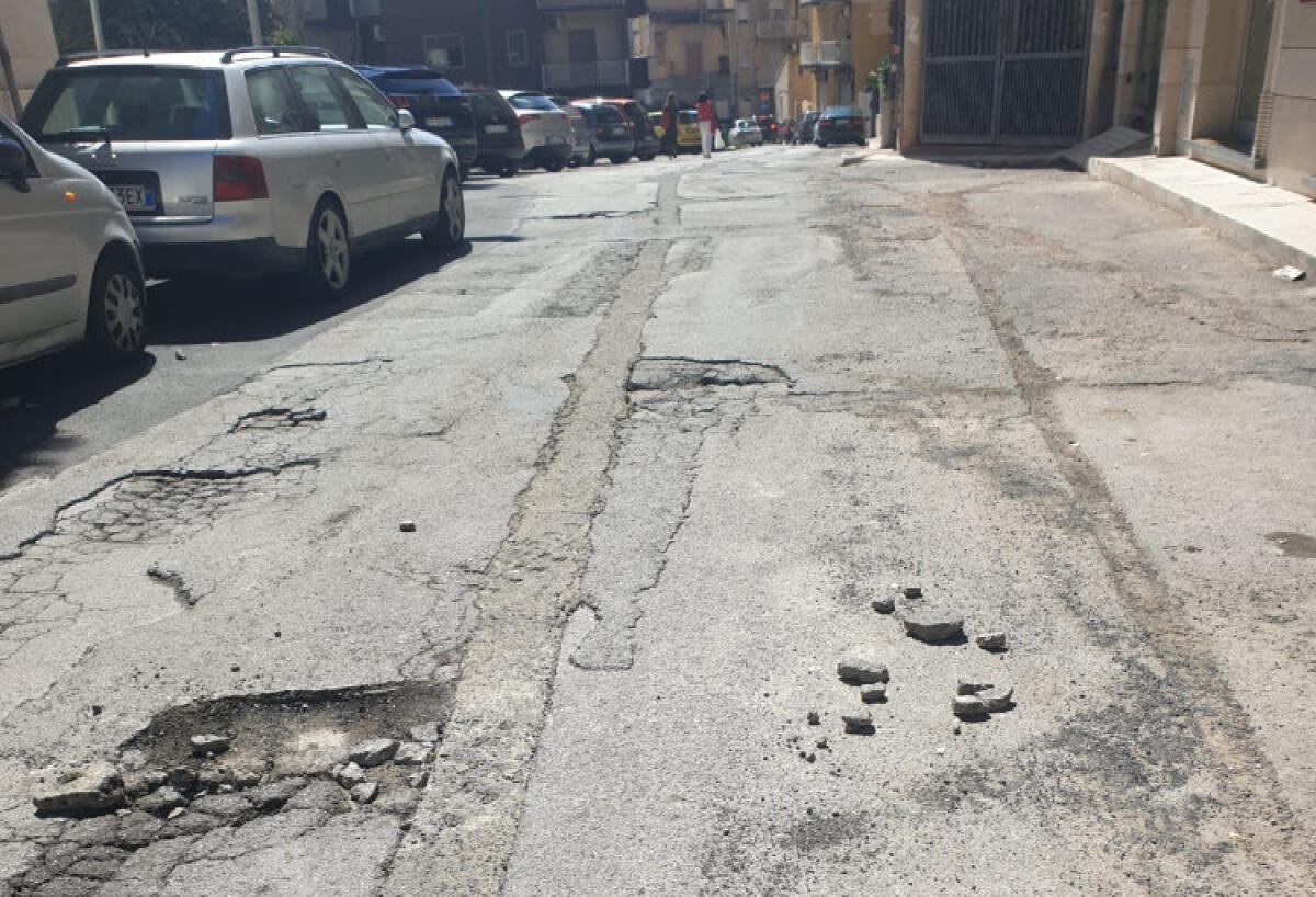 Strada dissestata nel cuore di Caposoprano, in via Pio X buche e manto che si stacca - I residenti chuedono interventi
