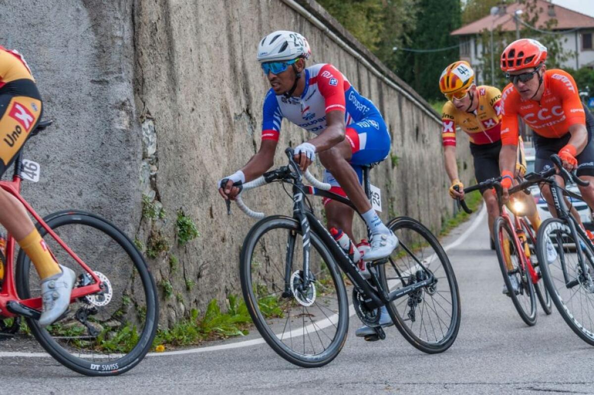 Dowsett vince per distacco l’8^ tappa del Giro, Almeida resta in rosa - 