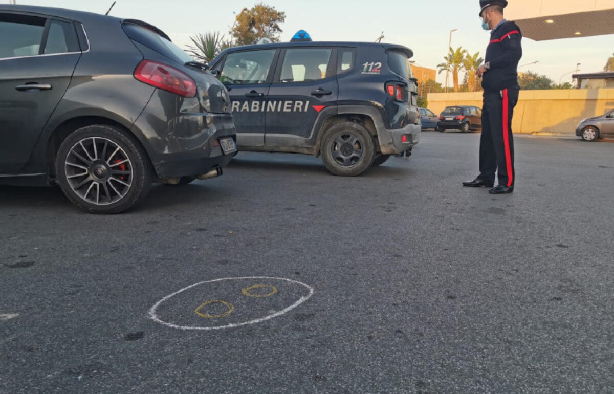 "Far west" al Gb Oil, un fermo: "Ha sparato nonostante ci fossero tante persone" - I carabinieri sul luogo degli spari