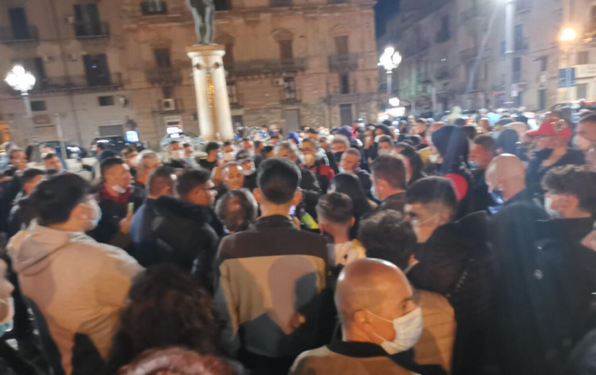 "Fateci lavorare", in piazza spuntano i manifestanti contro le restrizioni anti-Covid - Un gruppo di manifestanti si è radunato in piazza Umberto I