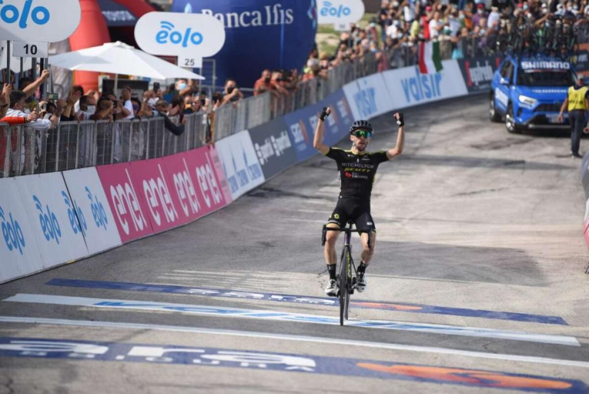 Positivo al coronavirus, Simon Yates si ritira dal Giro d’Italia - 