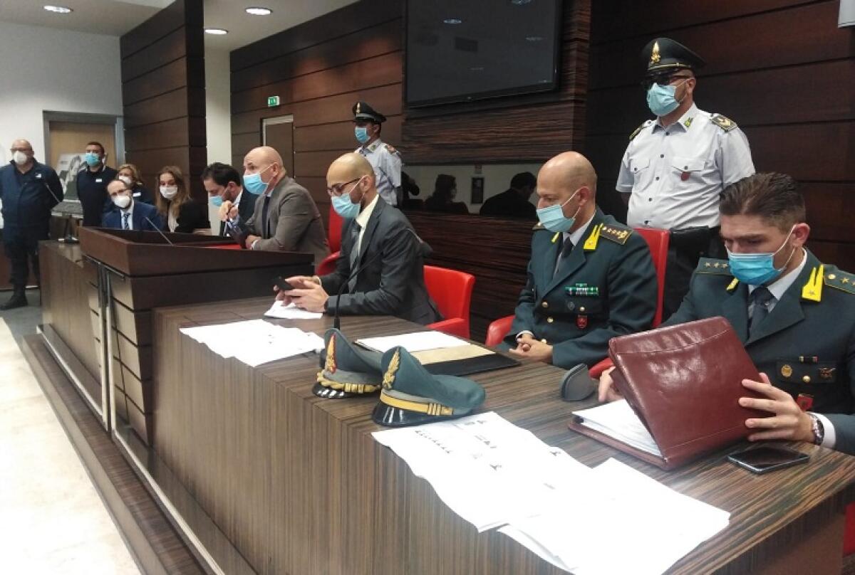 Carburante dall'estero, confermati domiciliari per gli indagati nel blitz "Acquaragia" - L'inchiesta è stata coordinata dai pm della procura ed eseguita da finanza e Agenzia delle Dogane