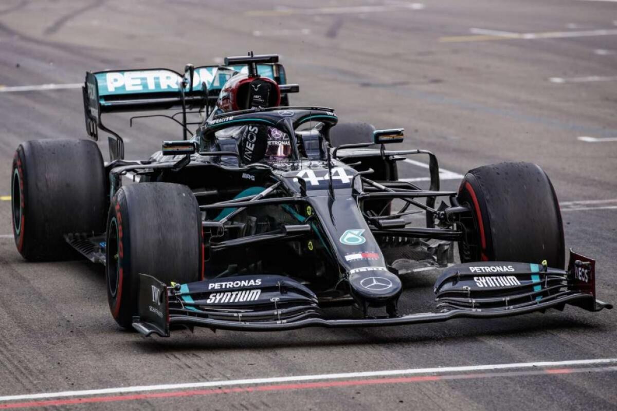 Hamilton in pole a Portimao, seconda fila per Leclerc - 