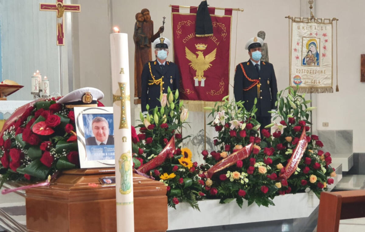 Strappato alla divisa e alla famiglia dal Covid, l'ultimo saluto all'agente Tuzzetti - I funerali di Tuzzetti