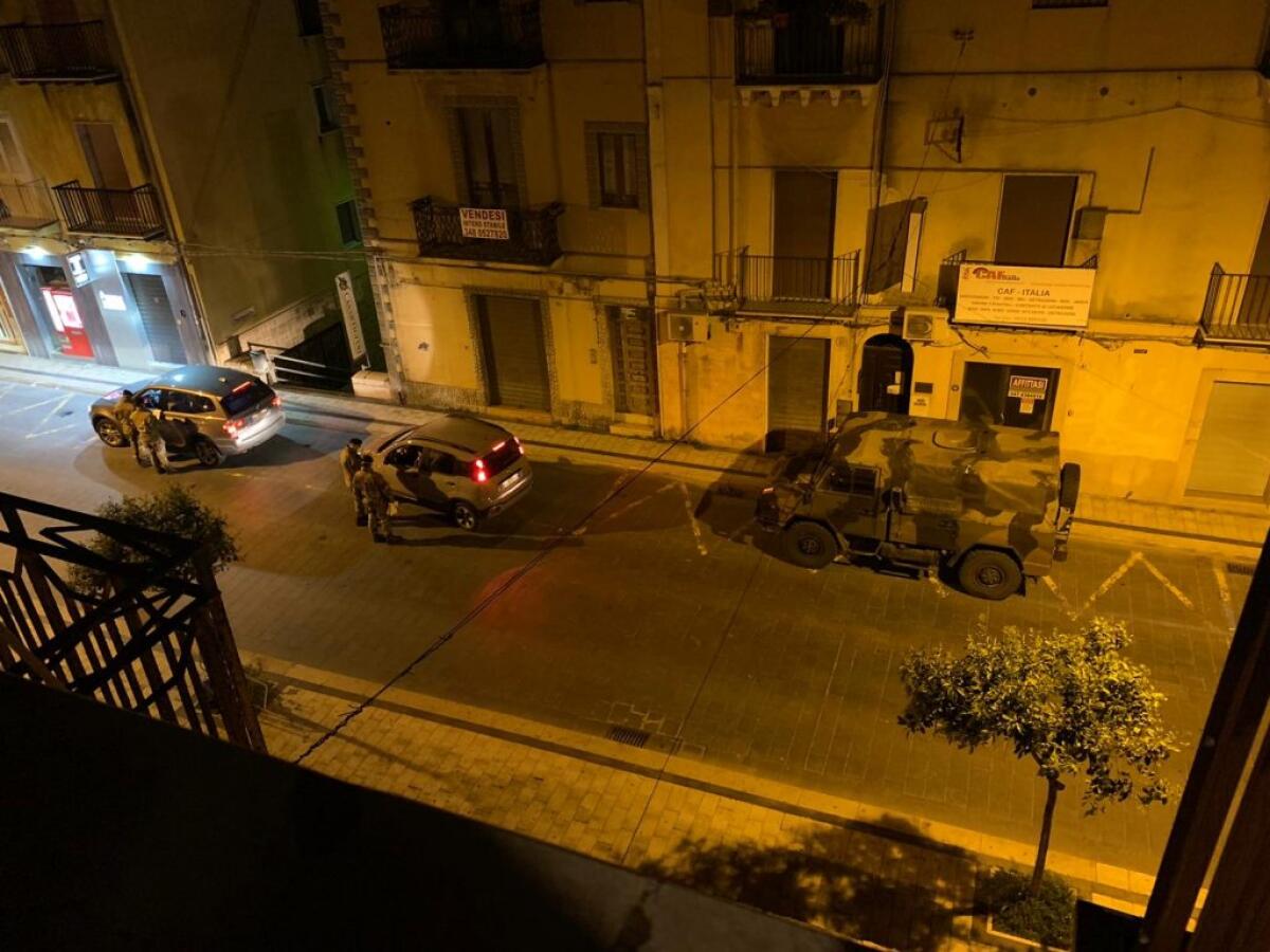 Allerta Covid, preoccupazione in città: Greco, "ritorno esercito è necessario" - Un controllo dei militari in centro storico 
