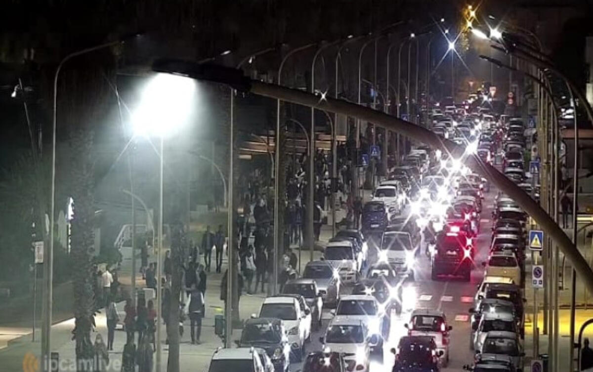 "Basta assembramenti e rispettate le regole", da oggi strade e piazze interdette - Gli assembramenti sul lungomare hanno indotto ad emettere l'ordinanza