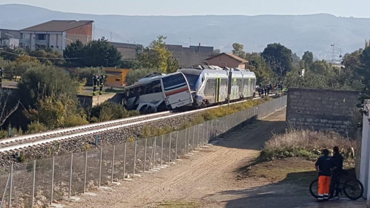 Vittoria, bus rimasto incastrato tra le rotaie travolto da un treno (VIDEO) -