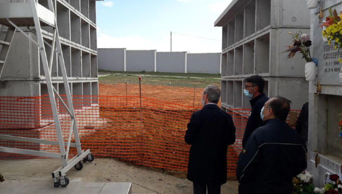 Loculi prefabbricati, sopralluogo sindaco: senza sepoltura famiglia uccisa dal Covid - Un sopralluogo a Farello