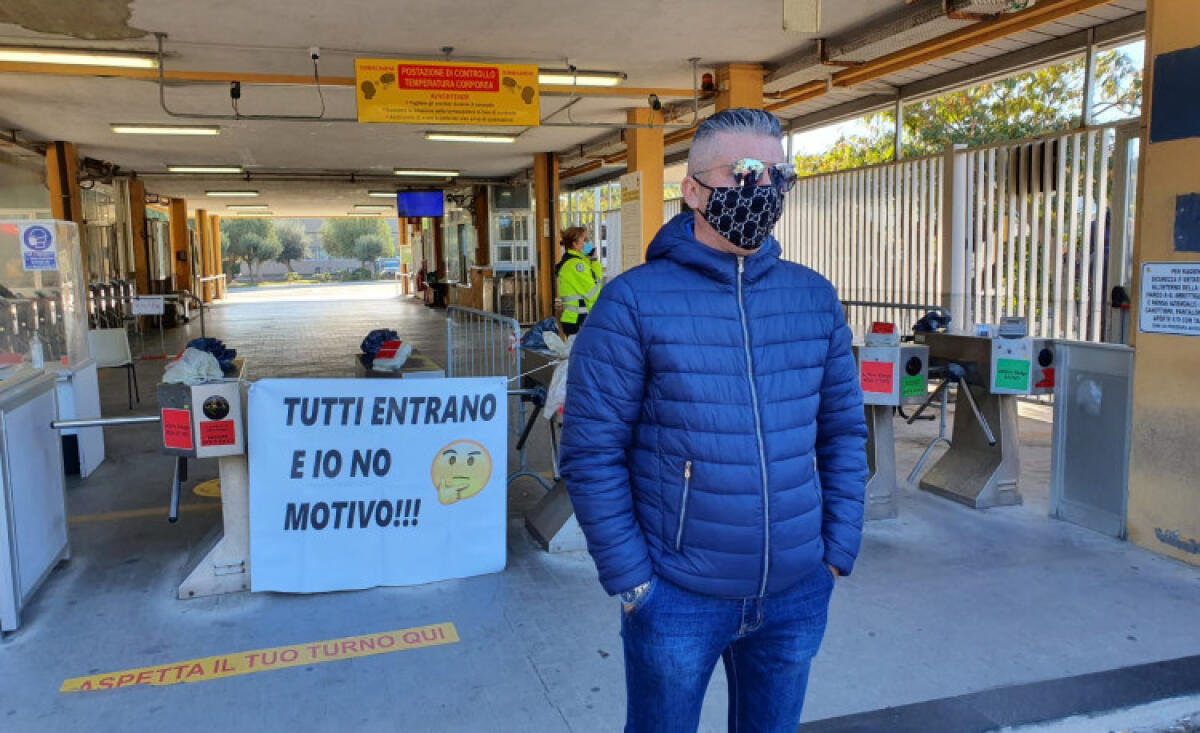 Ha perso il lavoro dopo 14 anni, operaio protesta in raffineria: "Escluso senza motivo" - Iudice ha organizzato un sit-in in raffineria