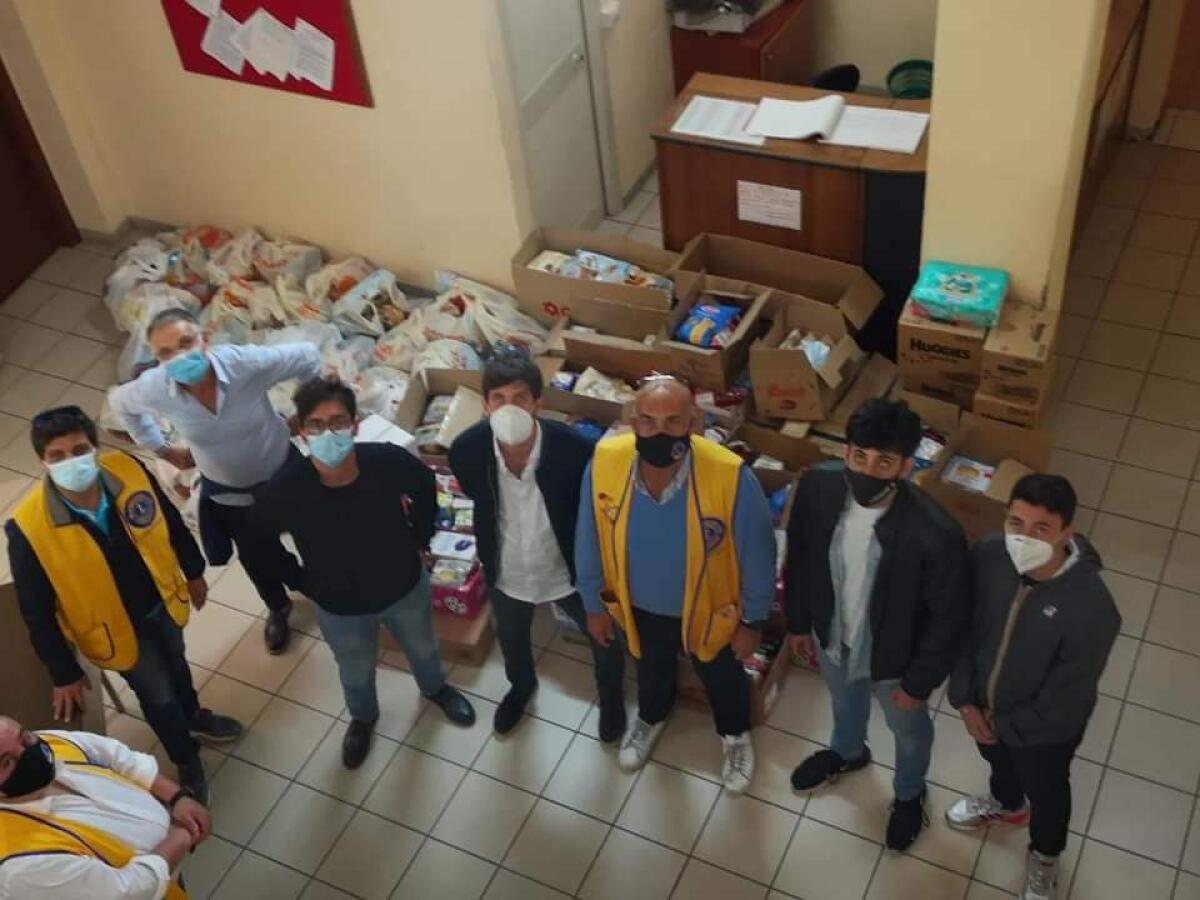 Spesa e generi di prima necessità, raccolta Lions: "Tante famiglie in difficoltà" - I due club hanno raccolto generi di prima necessità per le famiglie in difficoltà