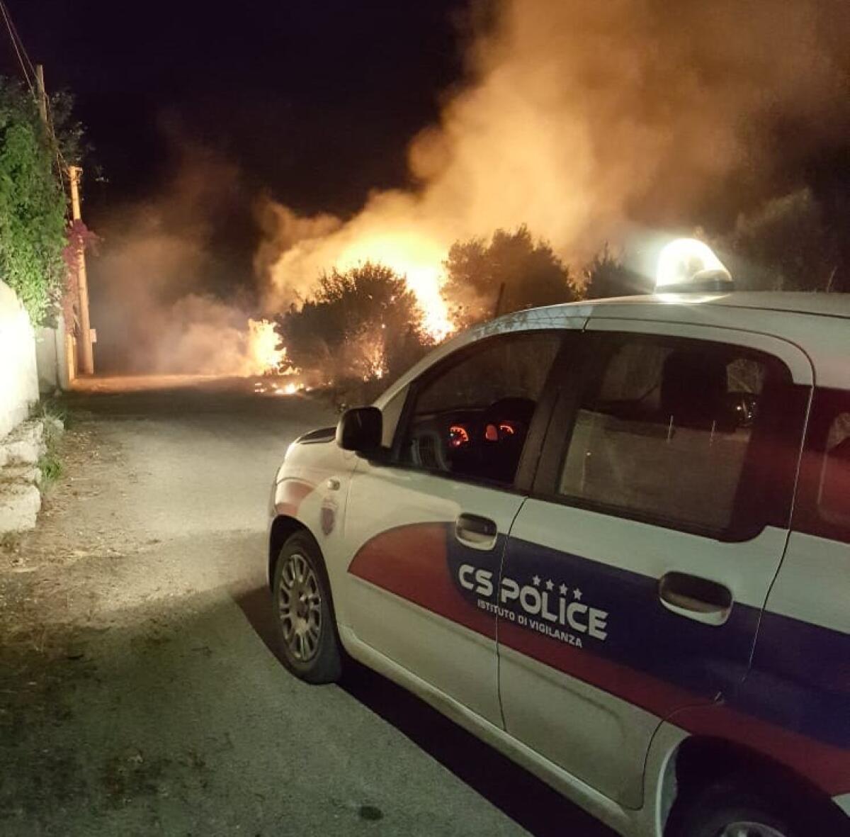 A Desusino fiamme lambiscono alcune abitazioni, guardie giurate allertano i vigili - Il rogo segnalato dalle guardie giurate della "Cs police"