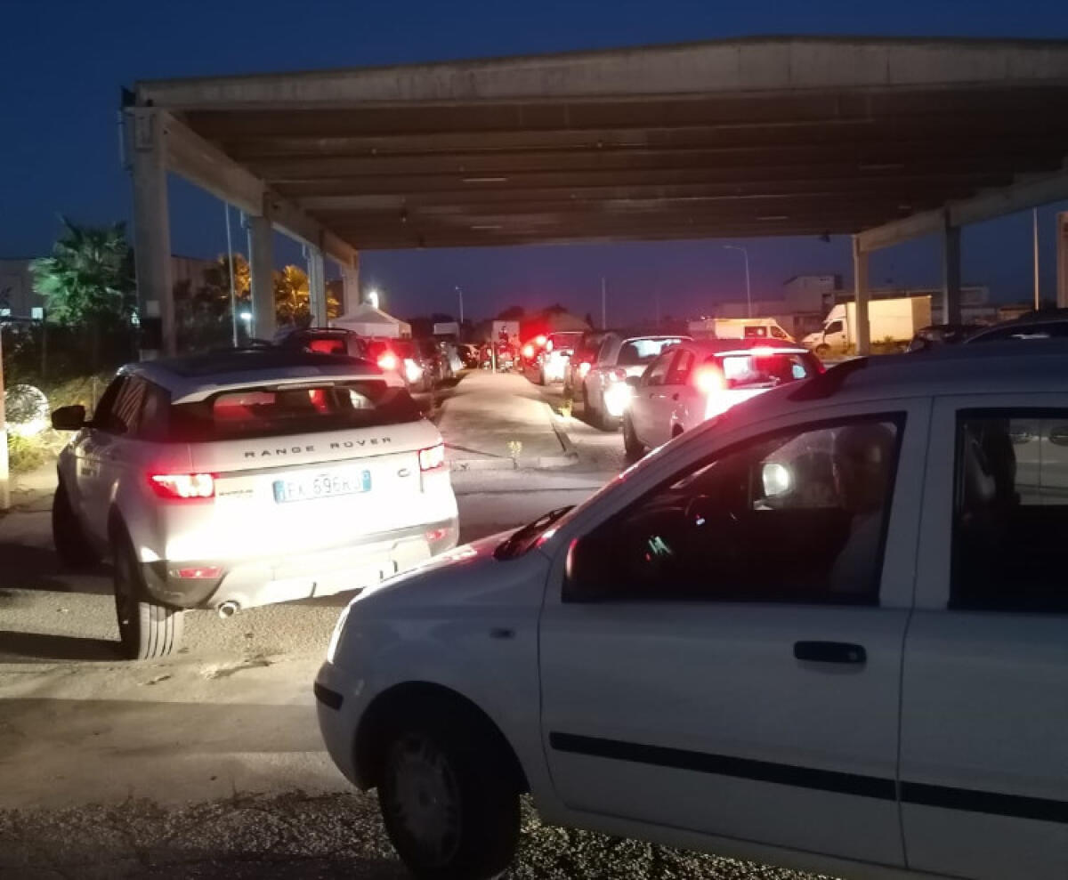 Code e attese per tamponi, sindaco e assessore: "Prenotatevi per giovedì e sabato" - Ieri code per i tamponi