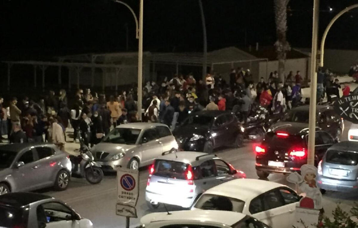 Centinaia di persone sul lungomare, chiesto intervento delle forze dell'ordine - 