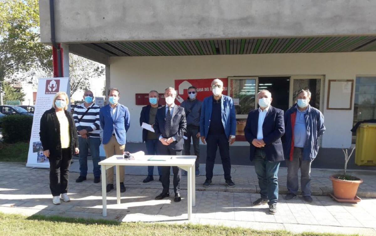 Il parco "Iqbal Masih" a Macchitella rinasce con le associazioni, Comune firma patto - Il patto è stato siglato oggi