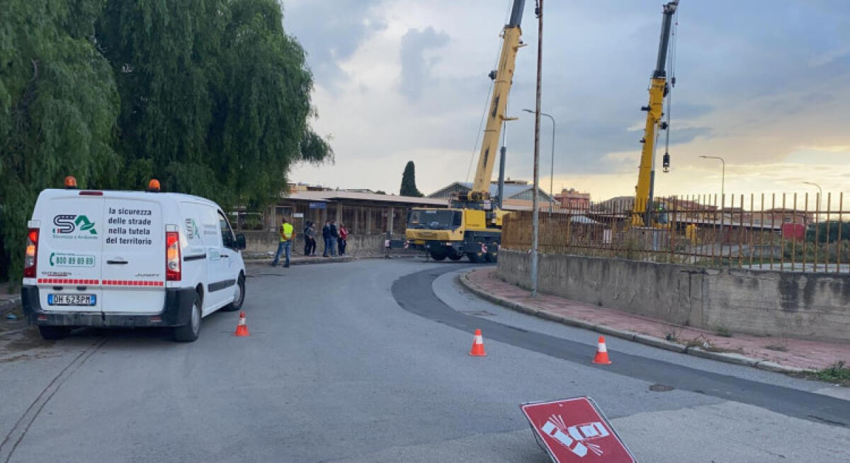 Betoniera ribaltata ad Albani Roccella, gru per rimuovere mezzo: strada interrotta - Le operazioni per rimuovere il mezzo pesante