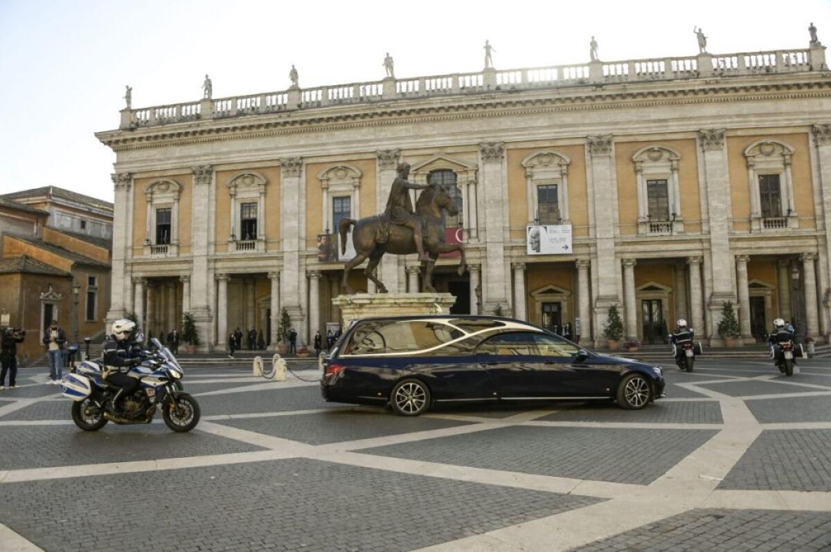 L’ultimo saluto a Stefano D’Orazio, i fan intonano “Pensiero” - 