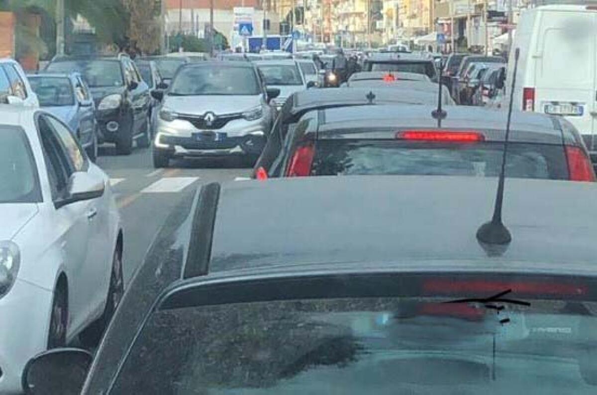 Assembramenti, orari violati e senza mascherine: carabinieri sanzionano 20 persone - 
