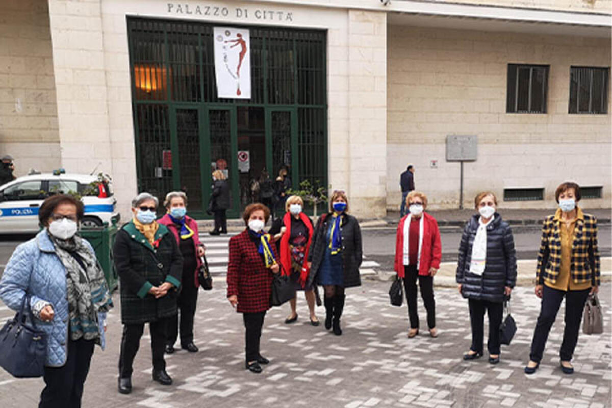 "No alla violenza sulle donne", il manifesto a Palazzo di Citta' -
