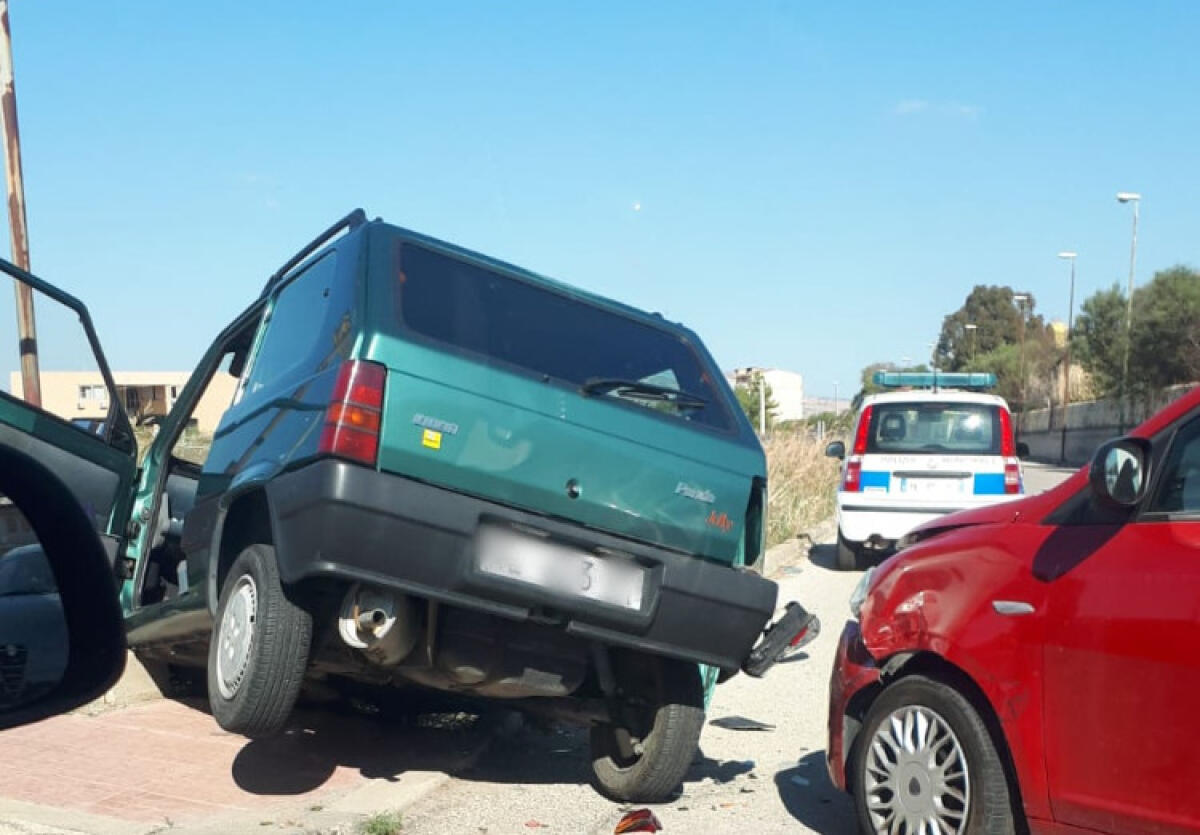 Impatto tra utilitarie nella zona di via Venezia, diversi danni ad una Panda - 