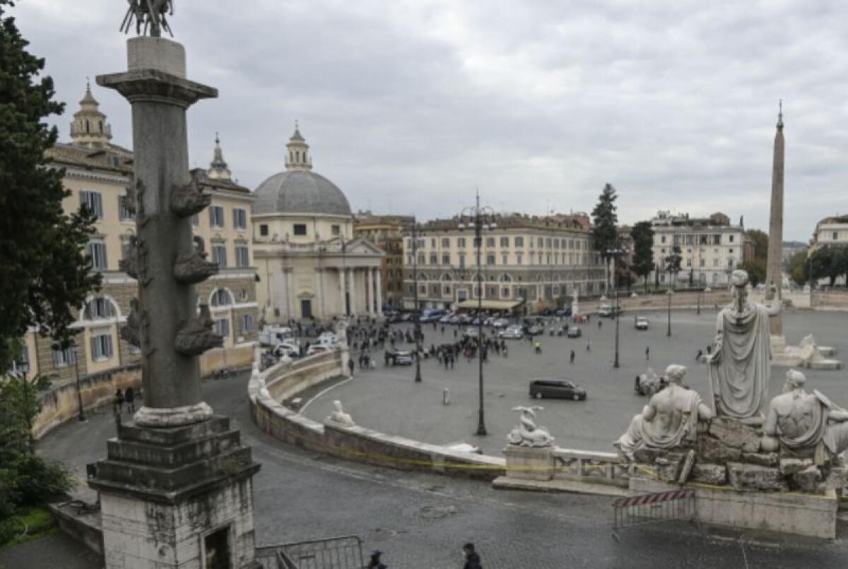 Proietti, ultimo saluto a Roma tra applausi e commozione -
