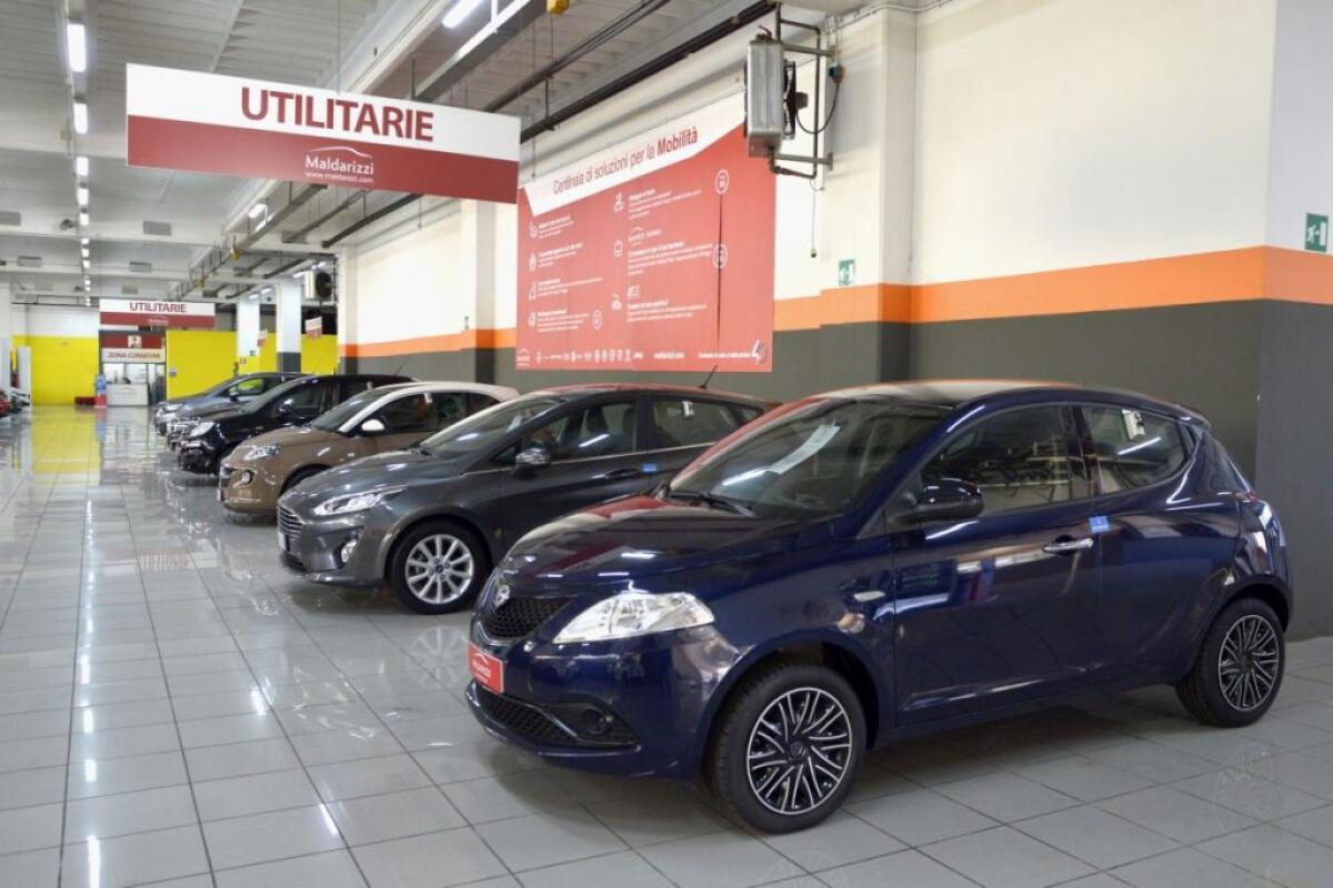 Mercato auto fermo, per settore senza intervento consistente affonda - 