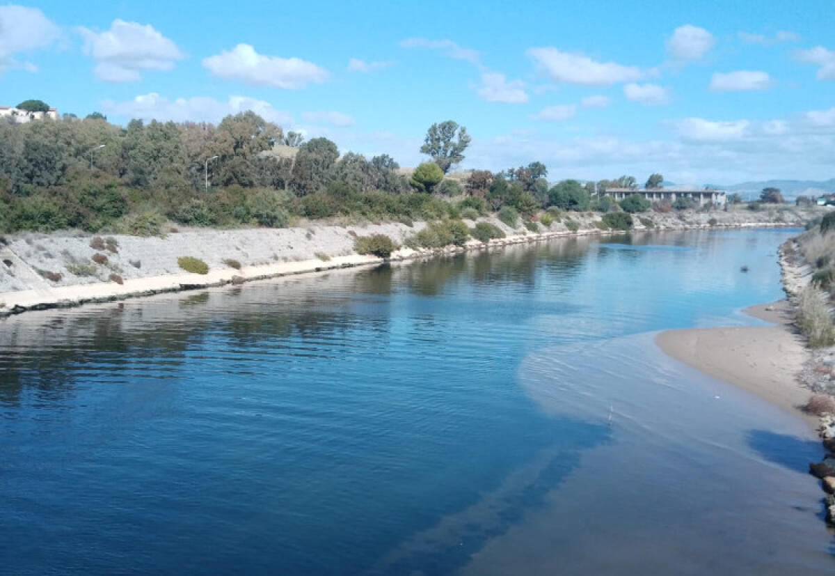 Fiume Gela per giorni "colorato" di nero, "Aria Nuova": "Servono controlli" - Una patina scura sulla superficie del fiume Gela (immagine di repertorio)