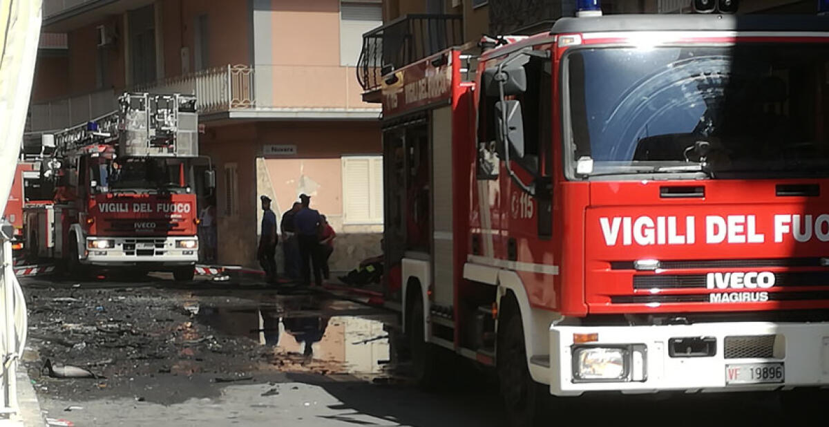 Donna morta nel rogo dell'abitazione, legali famiglia al gip: "Indagini proseguano" - Le operazioni dei vigili del fuoco che intervennero sul posto