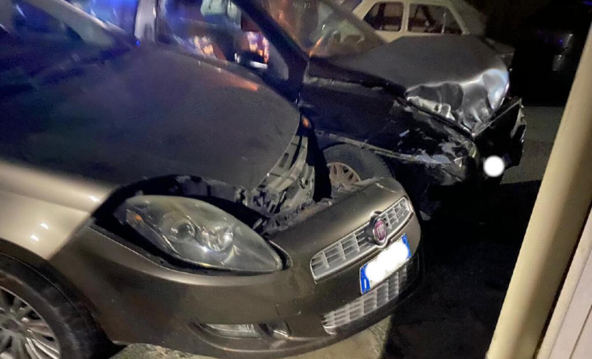 Violento scontro tra auto, impatto in via Po: ci sono feriti - Le auto danneggiate dopo l'impatto