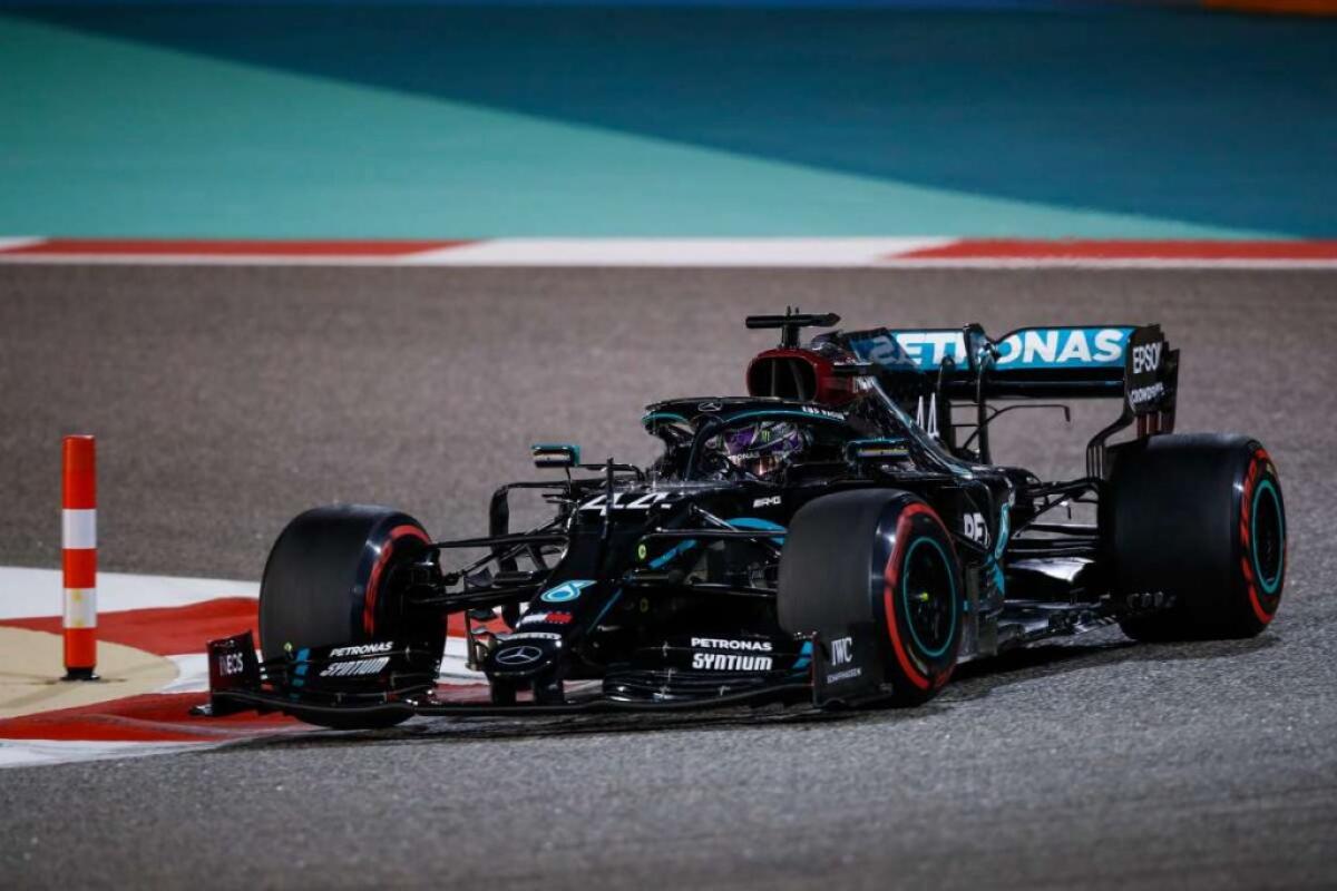 Hamilton in pole nel Gp del Bahrain, sesta fila per le Ferrari - 
