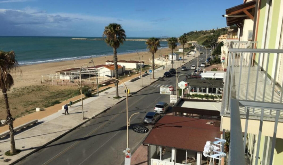 Lungomare deserto, misure in atto: Giudice, "perchè scuole chiuse e chiese aperte?" - Anche sul lunngomare solo divieto di stazionare e non l'interdizione totale