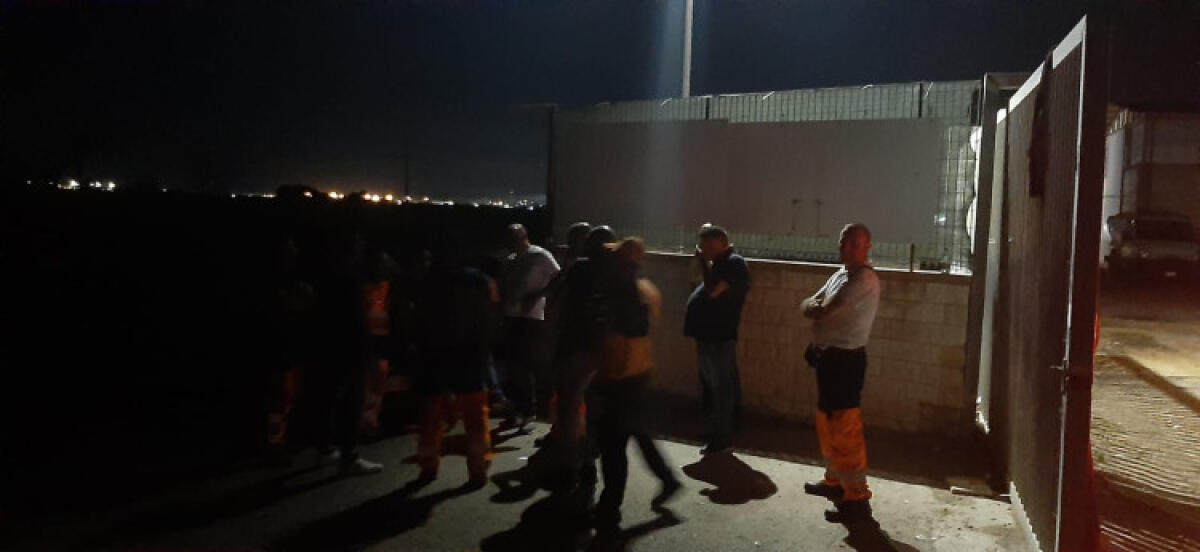 Assunzioni Tekra, ex operatori chiedono priorità: hanno incontrato Greco - Gli operai davanti al capannone Tekra durante una protesta