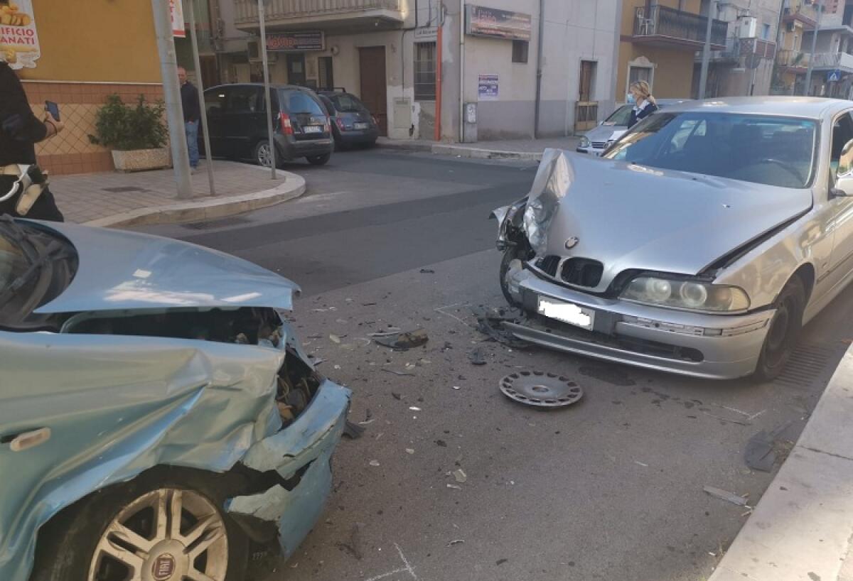 Scontro frontale tra due auto in via Recanati - 
