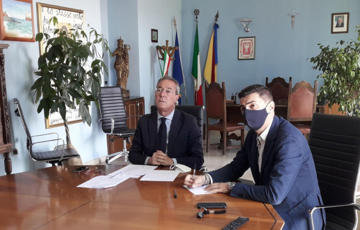 "Non c'è motivo di chiudere le scuole", sindaco e assessori: "Monitoraggio è continuo" - Greco e l'assessore Cristian Malluzzo