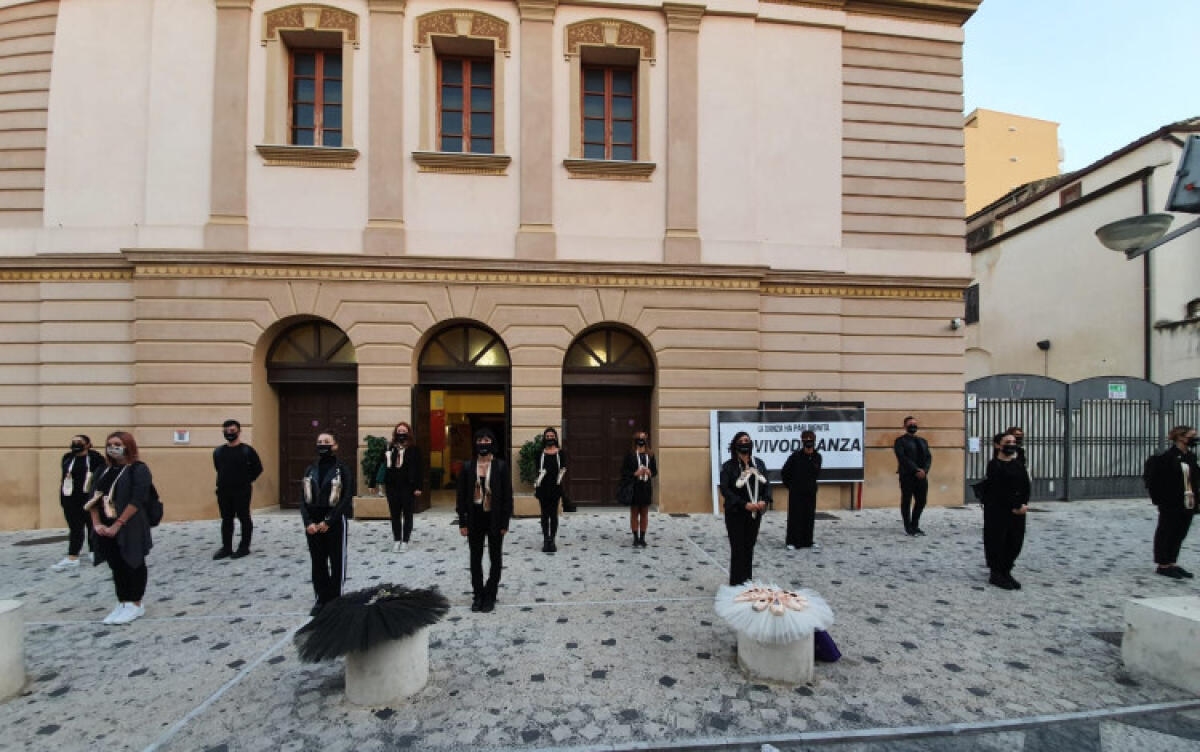 "Viviamo di danza", titolari delle scuole chiuse in lutto: settore locale in ginocchio - In "lutto" davanti al teatro "Eschilo"