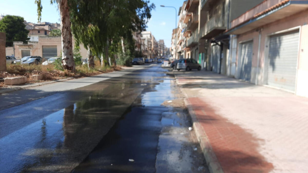 Acqua in strada in via Cascino, ennesimo allagamento dopo decine di denunce - Acqua di nuovo in strada