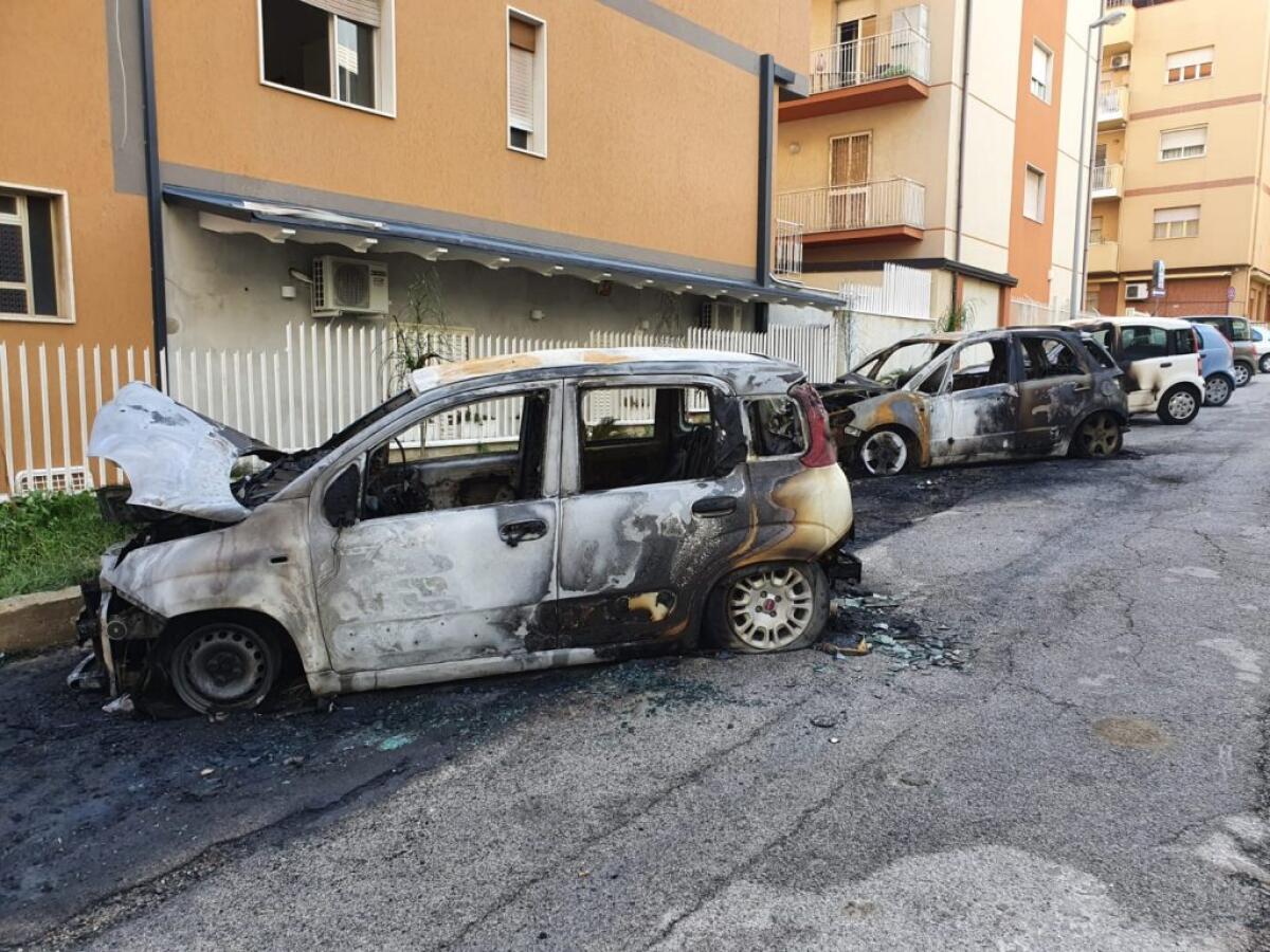 Notte di fuoco a Caposoprano, quattro auto distrutte: avviate indagini - 