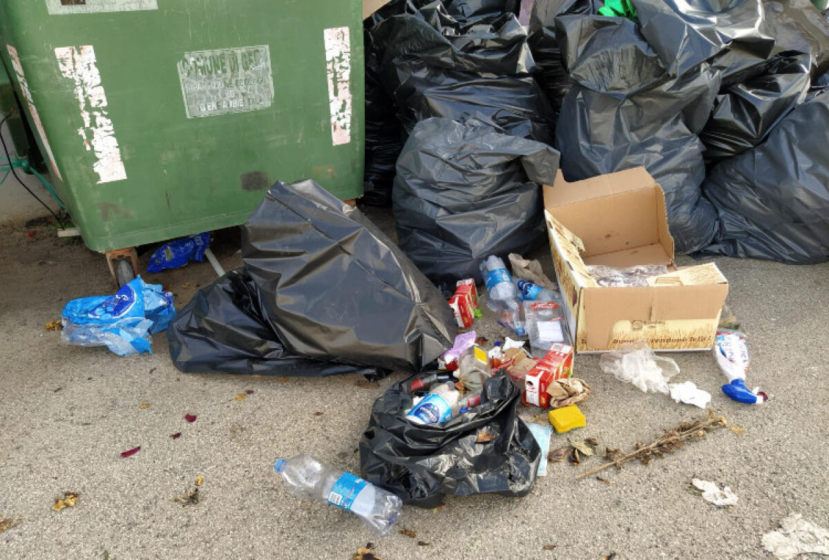 A Farello abbandonati rifiuti di ogni tipo, nei cassonetti anche quelli domestici - Abbandonati anche rifiuti domestici
