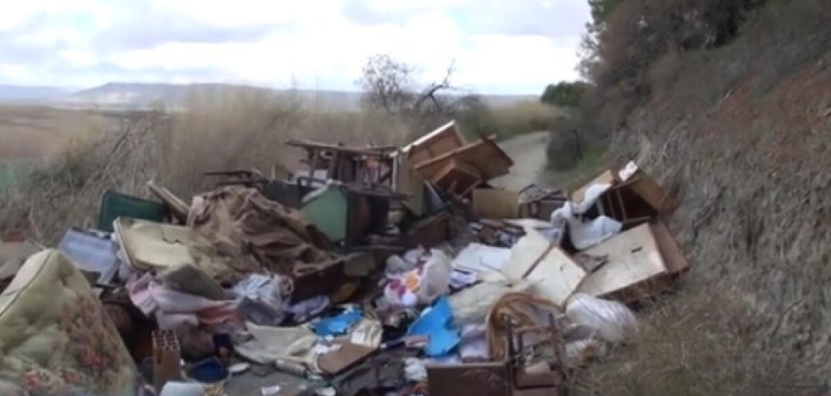 Strada Castelluccio bloccata da discarica, "proprietaria deve pagare tutte le spese" - La discarica blocca la strada di accesso al Castello Svevo