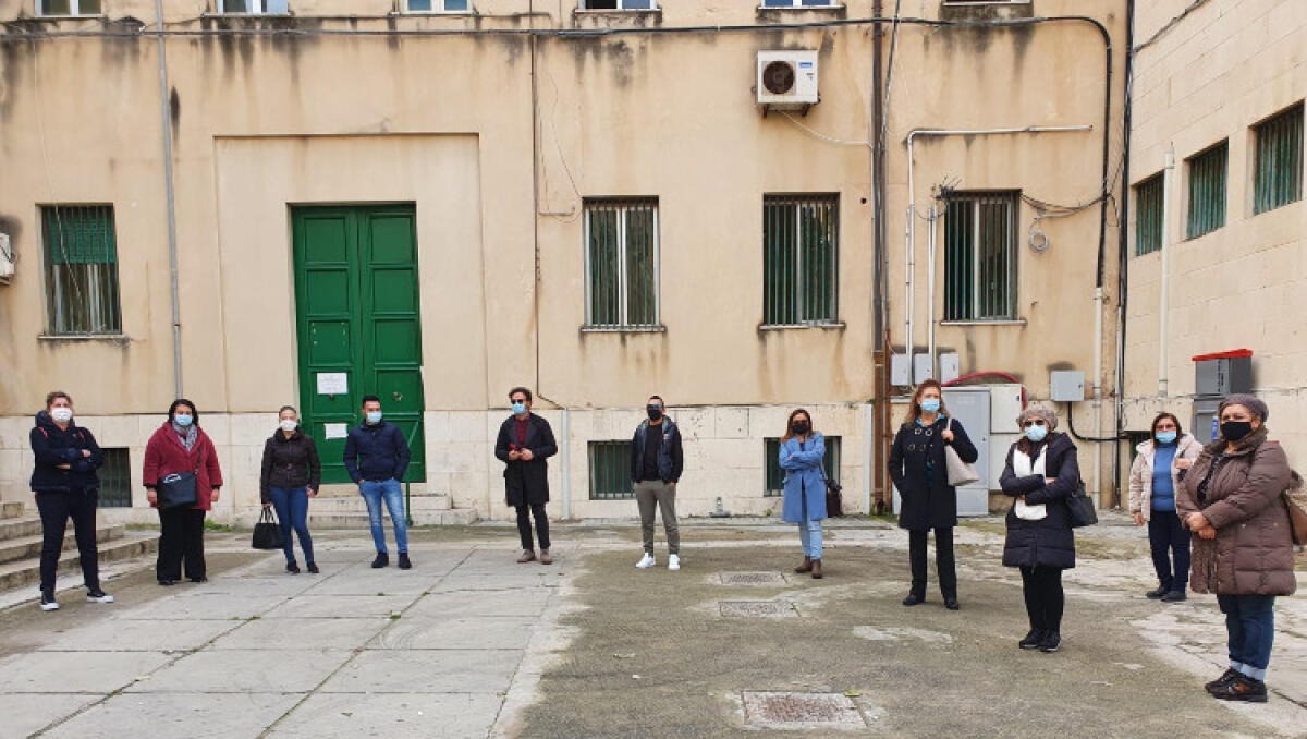 Refezione scolastica ferma, operatrici in protesta: "Non lavoriamo da mesi" - La protesta delle lavoratrici