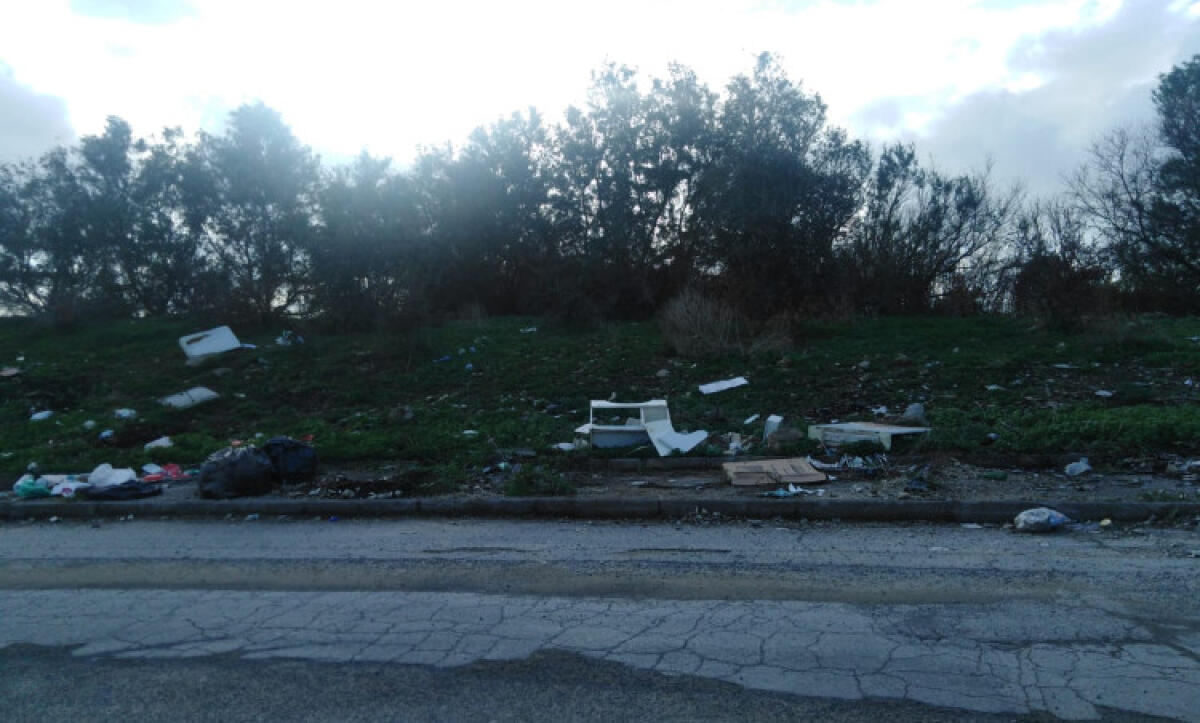 Strada a ridosso della zona industriale trasformata di nuovo in discarica abusiva - I rifiuti smaltiti lungo la strada