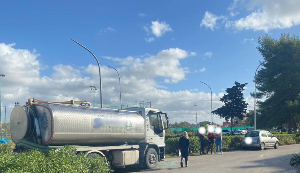Impatto tra autocisterna per l'acqua e un'auto, scontro a Macchitella - 