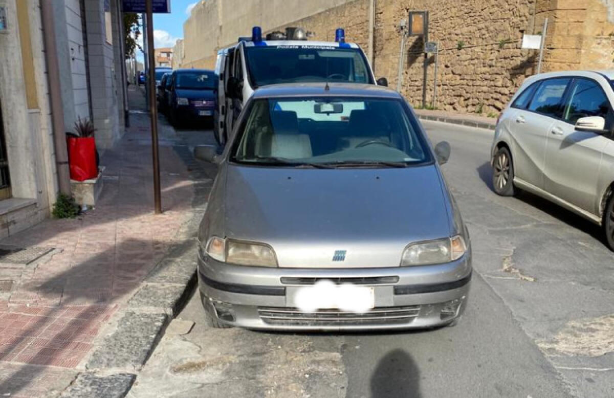 Scontro tra una Vespa e un'auto a largo San Biagio, un ferito - L'impatto nei pressi di largo San Biagio