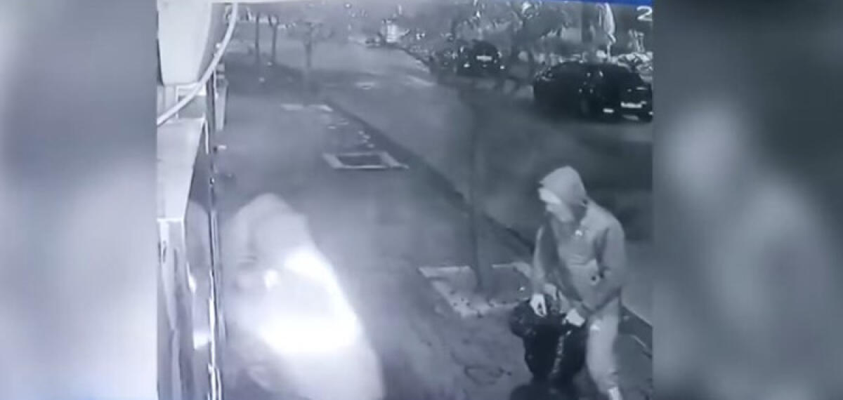 Gioielleria "spaccata" in centro, due dal giudice: per accusa refurtiva fu ricettata - La "spaccata" venne ripresa dai sistemi di videosorveglianza dell'attività commerciale