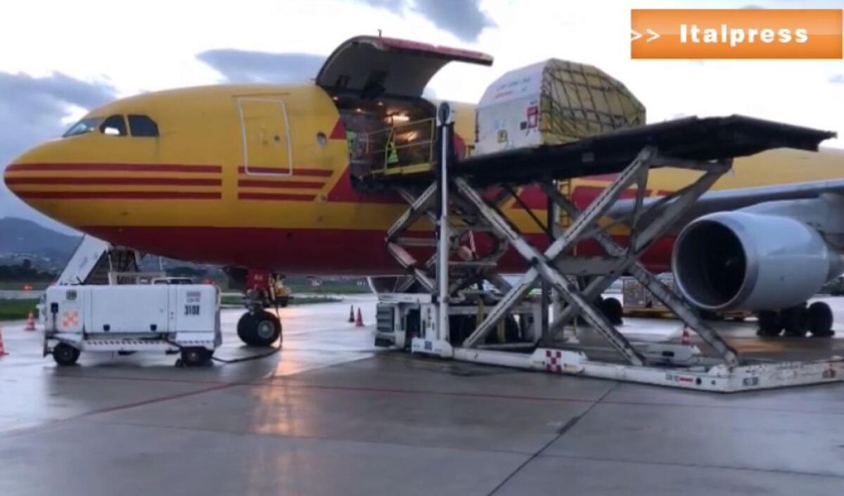 Giunto a Ciampino aereo con migliaia di dosi vaccino - 