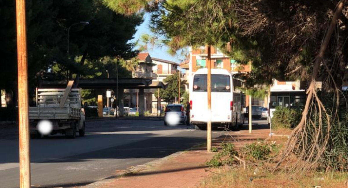 Auto contro bus in sosta alla stazione ferroviaria, impatto nel piazzale - 