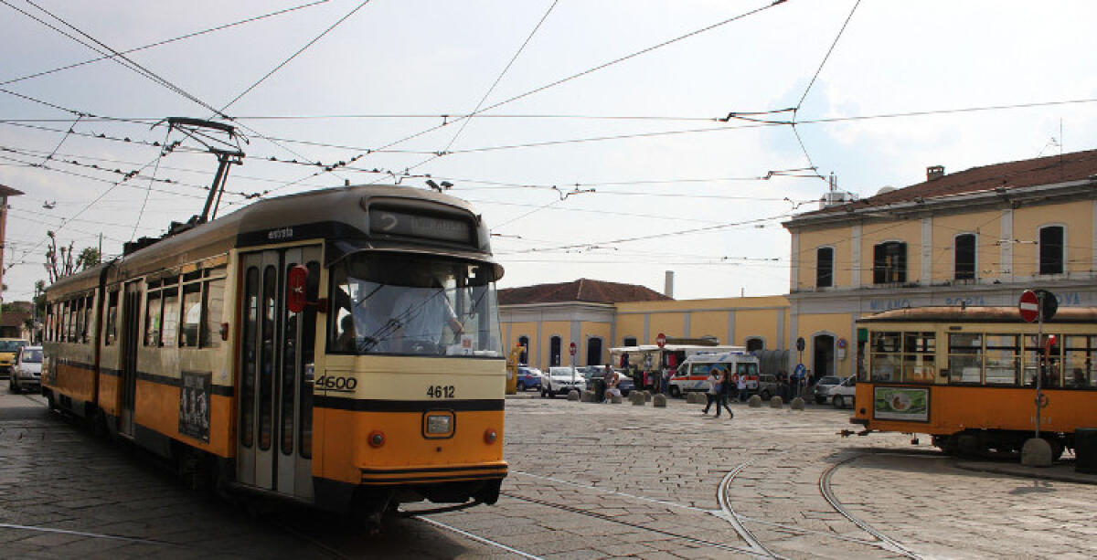 Lite su un tram a Milano, mezzo bloccato: gelese coinvolto, "interruzione servizio" - 