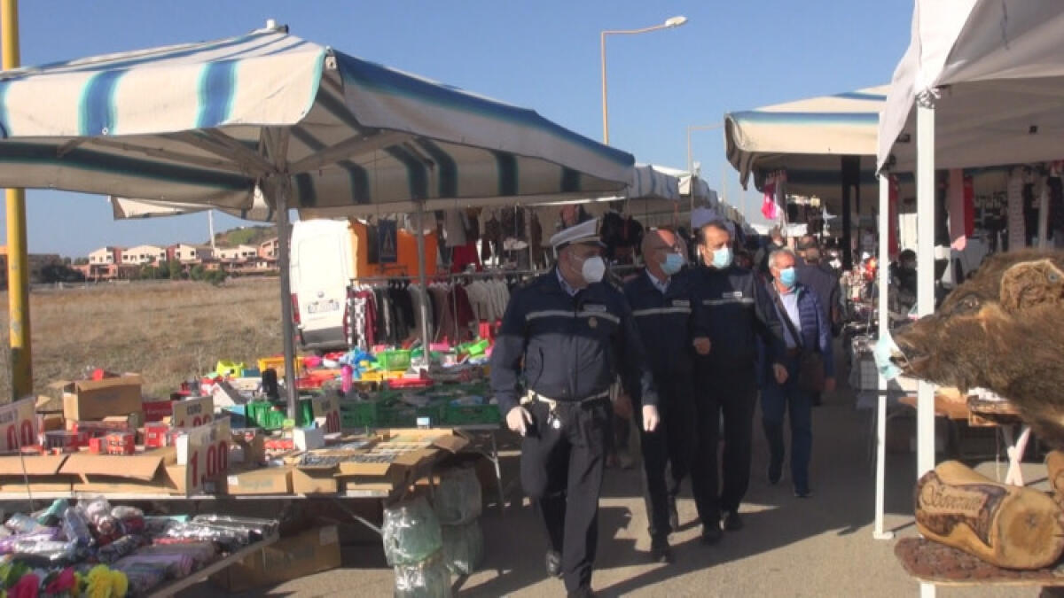 Riaprono le bancarelle, mercato settimanale riparte lunedì: "Stop se regole violate" - I controlli tra le bancarelle del mercato settimanale
